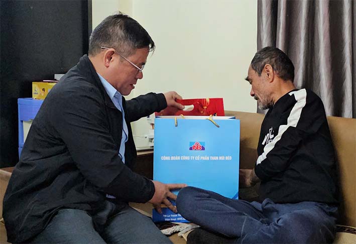 Than Núi Béo tặng quà các gia đình chính sách nhân dịp Tết nguyên đán Bính Ngọ 2026